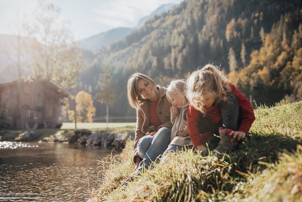 Familie im Herbst am Logenplatz Moosbach
