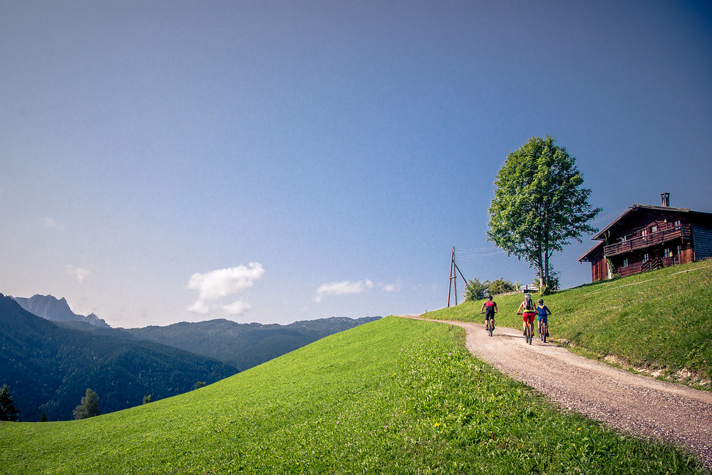 Zwei E-Biker auf Panoramaweg im Salzburger Saalachtal