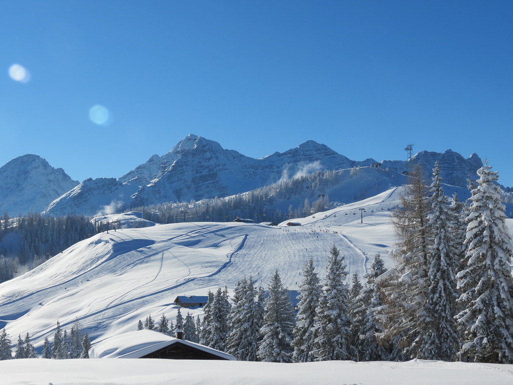 Verschneite Hänge der Almenwelt Lofer