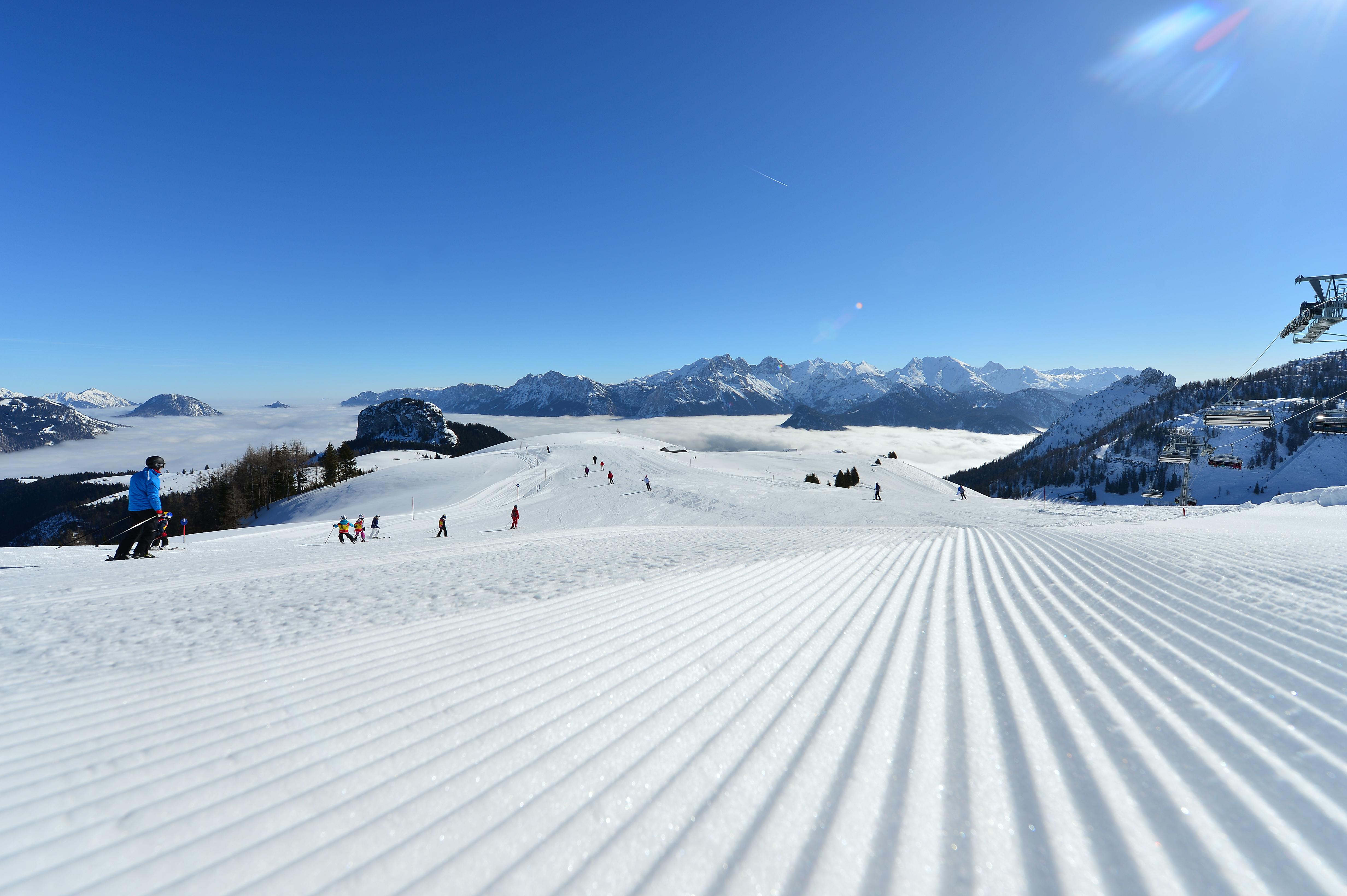 Skipisten in der Almenwelt Lofer mit Bergpanorama