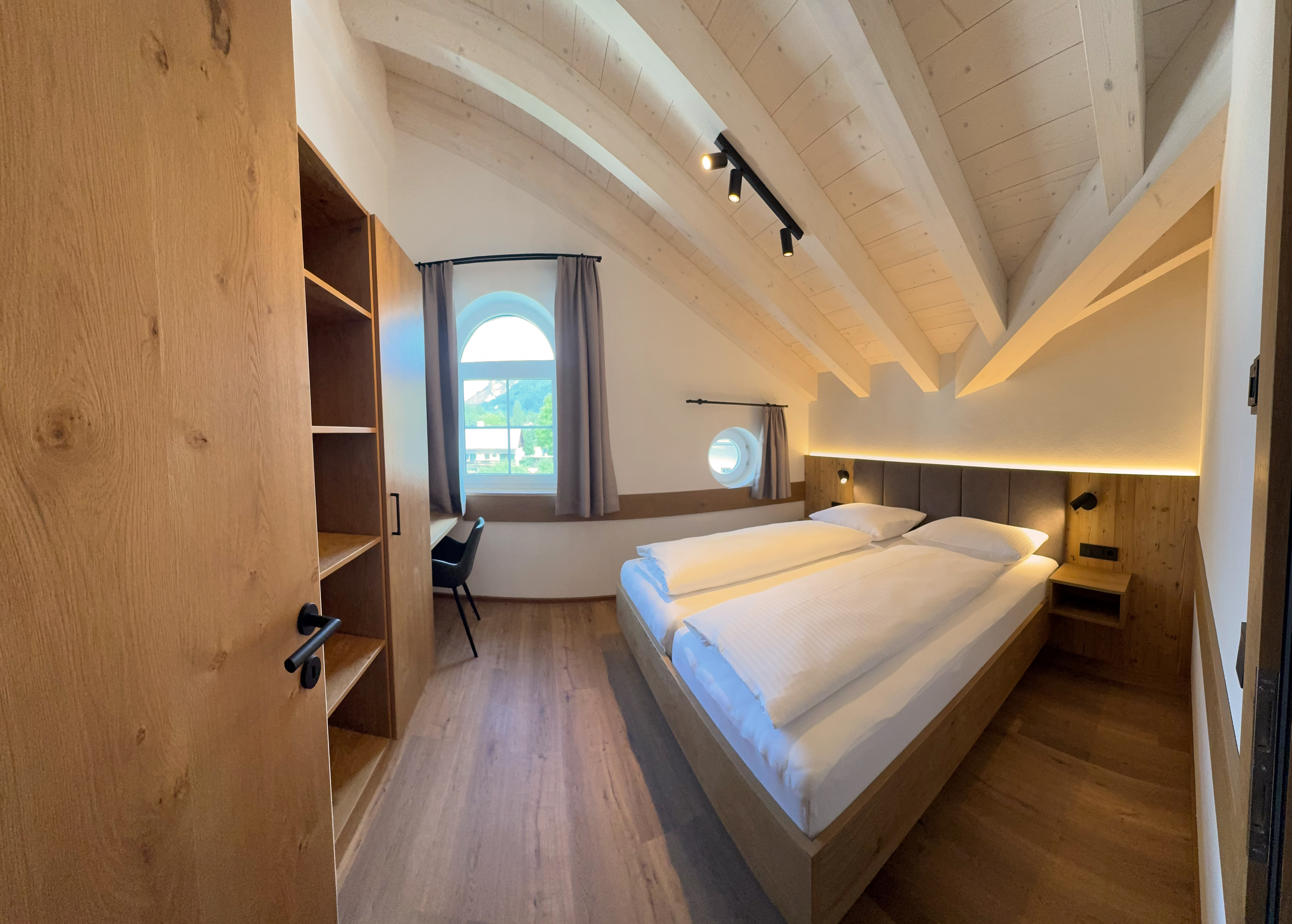 Wohnbereich mit TV und Schlafnische in der Ferienwohnung