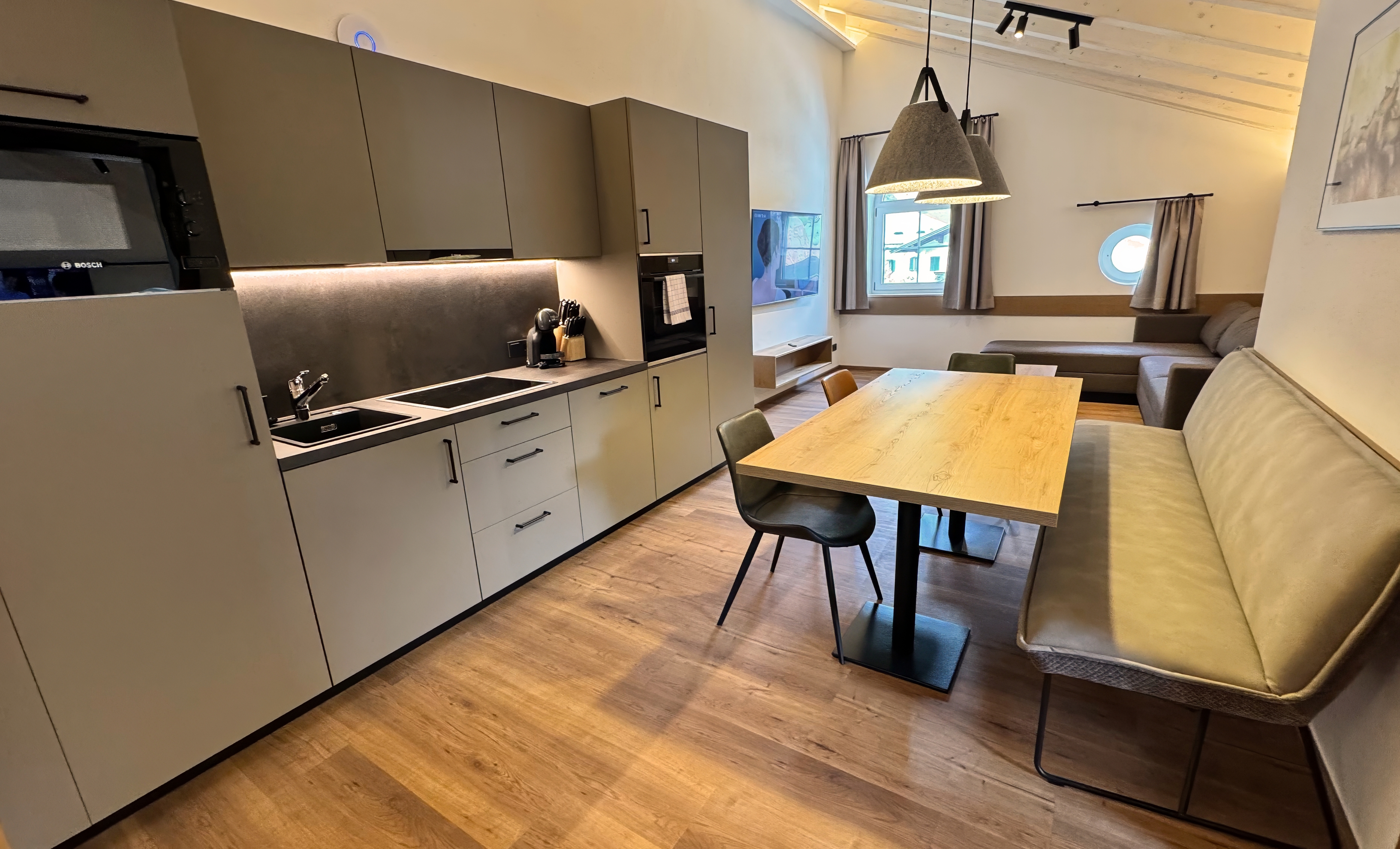 Schlafnische mit TV-Möbel in der Ferienwohnung