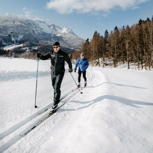 Langläufer auf der Loipe im Salzburger Saalachtal