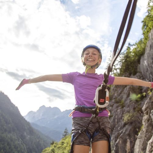 Kind am Klettersteig im Bergsteigerdorf Weißbach