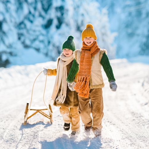 Kinder mit Schlitten im winterlichen Saalachtal
