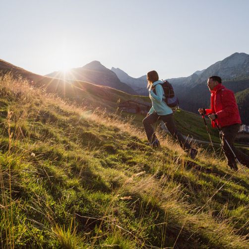 Wanderer im Salzburger Saalachtal bei Abendsonne