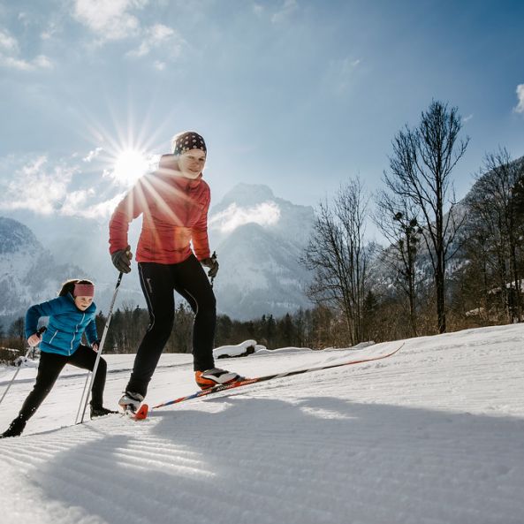 Langläuferin mit Kind im Salzburger Saalachtal
