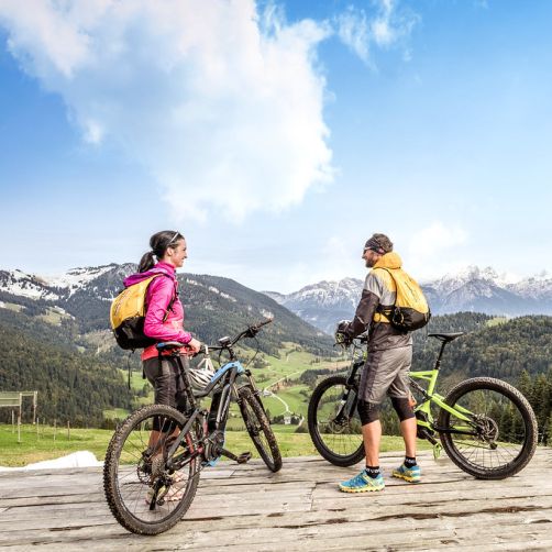 E-Biker mit Bergblick im Salzburger Saalachtal
