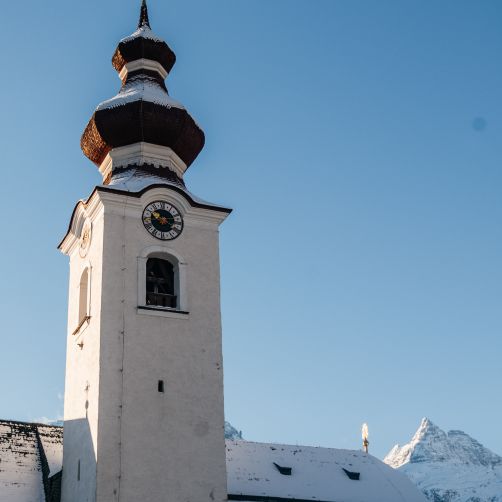 Kirchturm in Lofer vor den Loferer Steinbergen