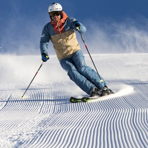 Skifahrer auf präparierter Piste im Salzburger Saalachtal